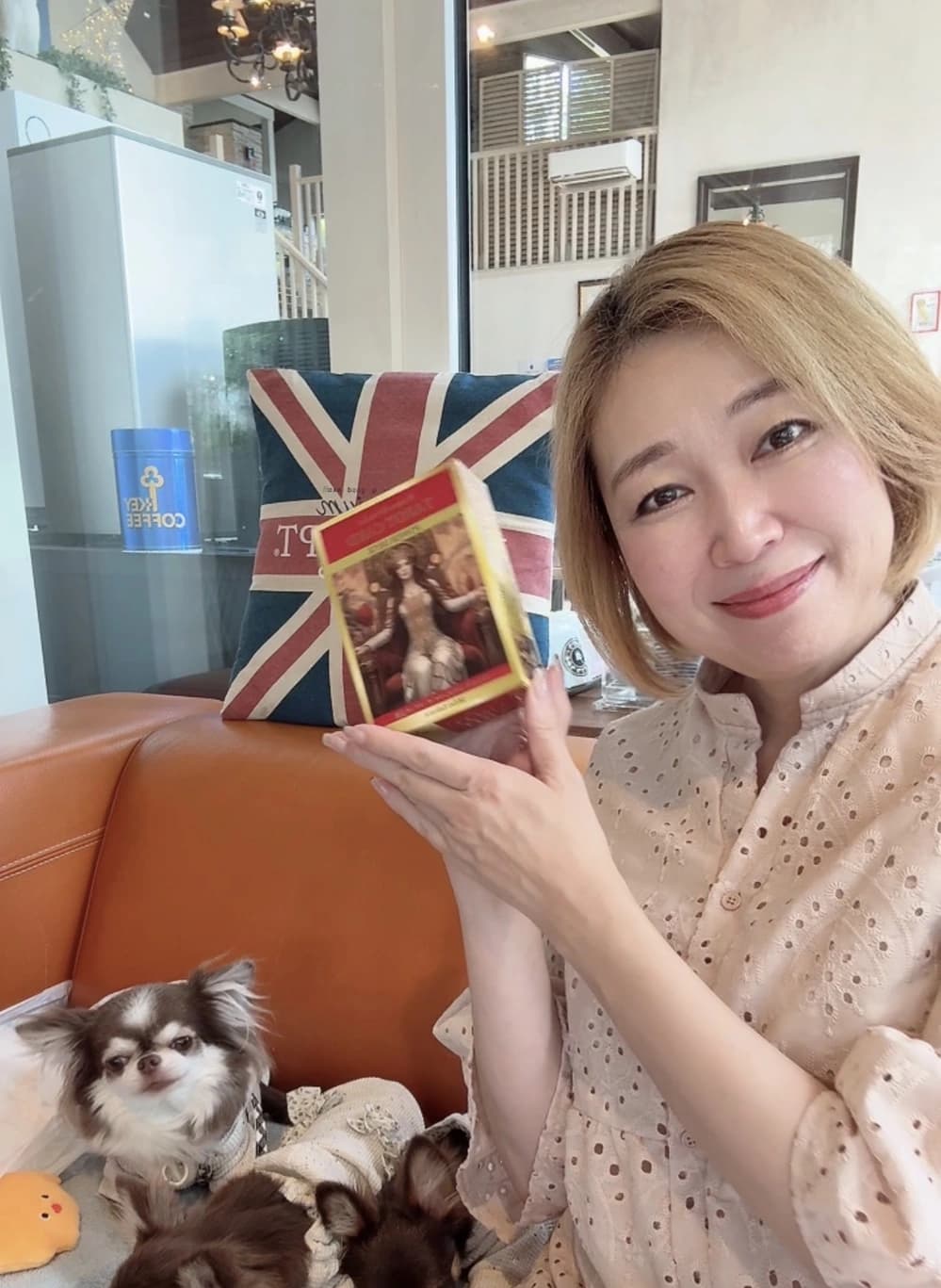 愛犬とタロットカードを手にする横江美和